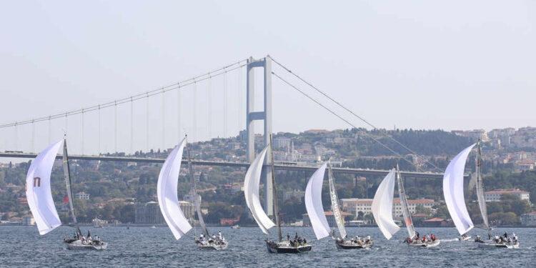 İstanbul Boğazı Yelkenlilerle Renklendi