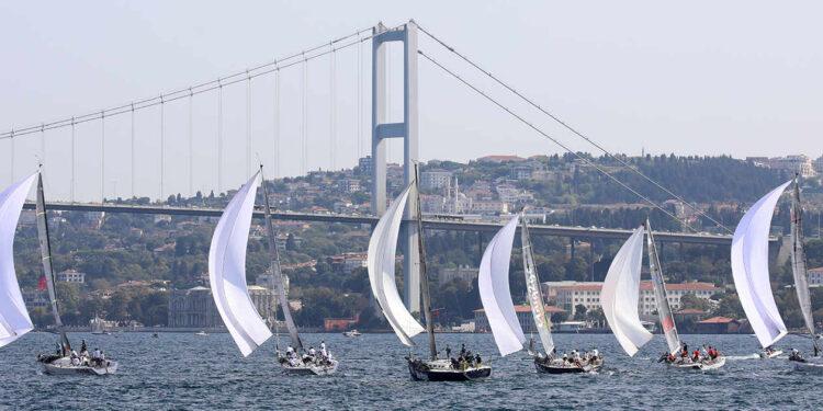 İstanbul Boğazı Yelkenlilerle Renklendi