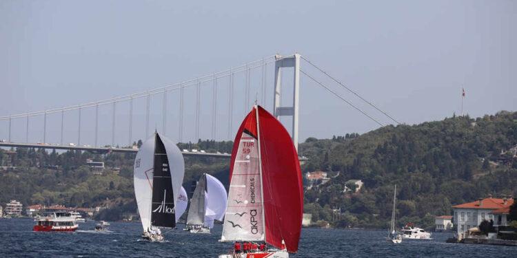 İstanbul Boğazı Yelkenlilerle Renklendi
