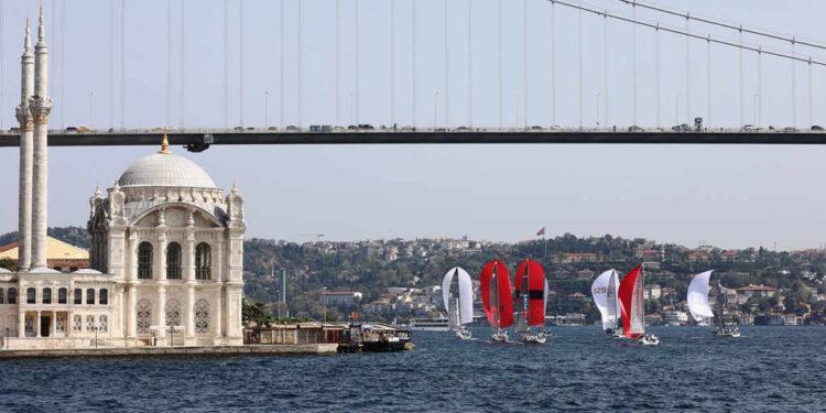 İstanbul Boğazı Yelkenlilerle Renklendi