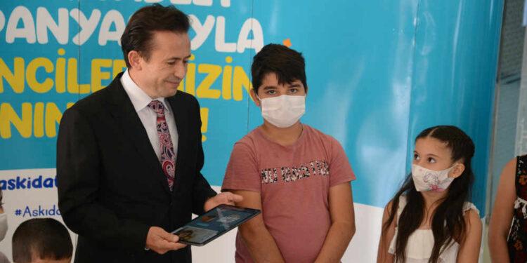 “Askıda Tablet” Projesiyle İhtiyaç Sahibi Öğrenciler Tabletlerine Kavuşuyor
