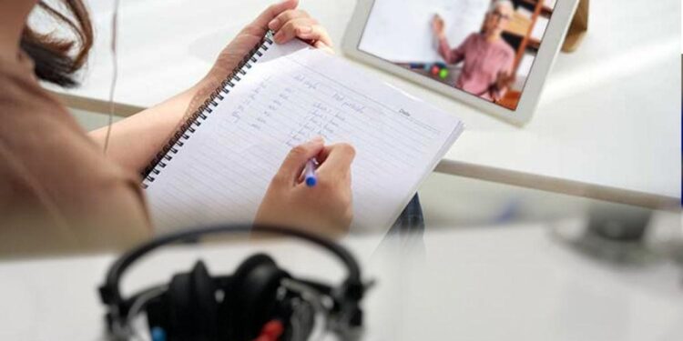 Online Eğitimde Kulaklıklara Dikkat