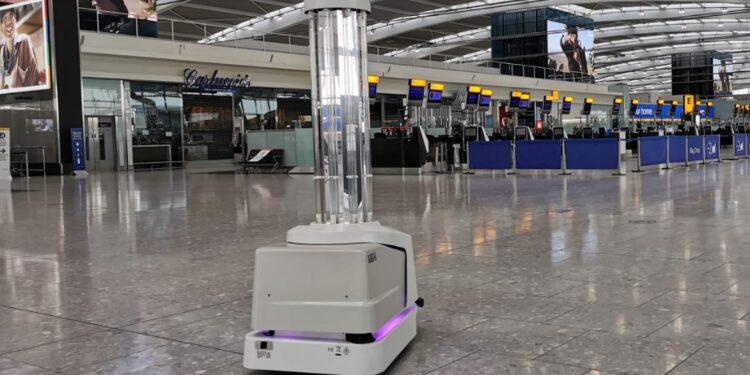 Heathrow Havalimanı’nda Virüsle Mücadelede Robotlar Kullanılıyor