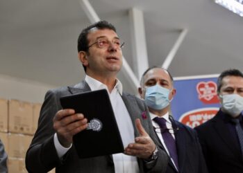 40.000 Tablet Dağıtımını Başlatan İmamoğlu: “Zor Günleri Dayanışmayla Aşacağız”