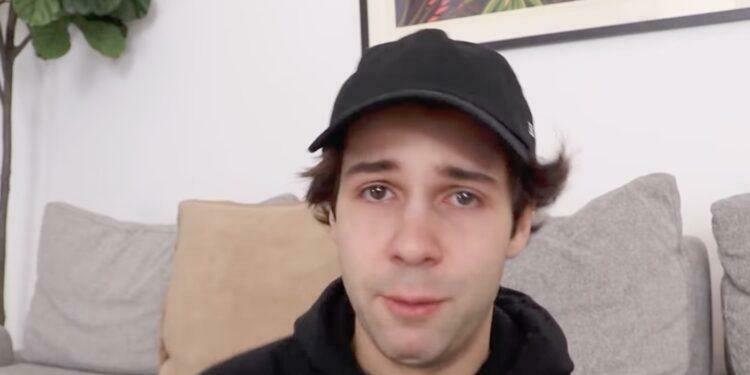 Tecavüzle Suçlanan YouTuber’ın Kanallarının Para Kazanması Geçici Olarak Engellendi