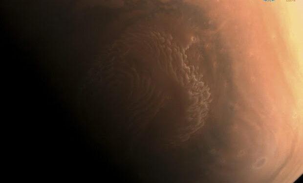 Tianwen-1, Mars’ın Yer Şekillerini Gösteren Yeni Fotoğraflar Gönderdi