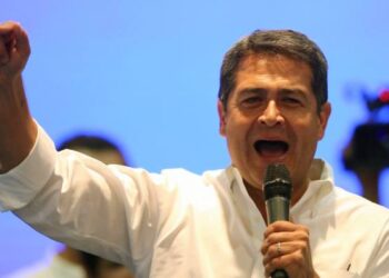 Facebook Honduras Başkanının Manipülasyonuna 11 Ay İzin Vermiş