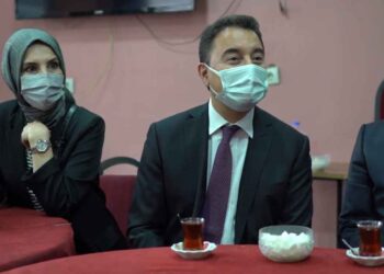 Ali Babacan Gençlerin Sorunlarını Dinledi