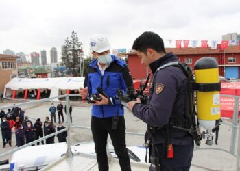 İtfaiyeciler İçin Geliştirilen Son Teknoloji Koruyucu Ekipmanlar ve İletişim Üniteli Maskeler Tanıtıldı