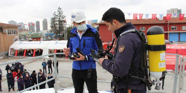 İtfaiyeciler İçin Geliştirilen Son Teknoloji Koruyucu Ekipmanlar ve İletişim Üniteli Maskeler Tanıtıldı