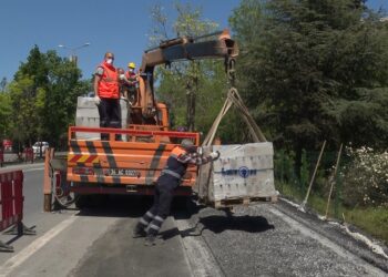 İBB Yollardaki Kara Noktalara Operasyon Yapıyor