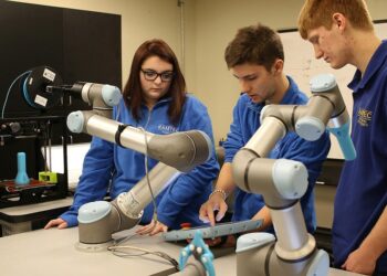 Cobot’larla Yeni Neslin Yeni Nesil Mesleklere Adaptasyonu Anlatıldı
