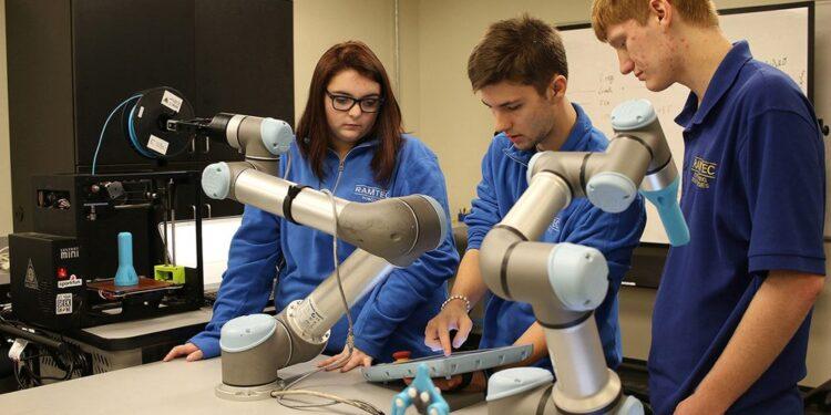 Cobot’larla Yeni Neslin Yeni Nesil Mesleklere Adaptasyonu Anlatıldı