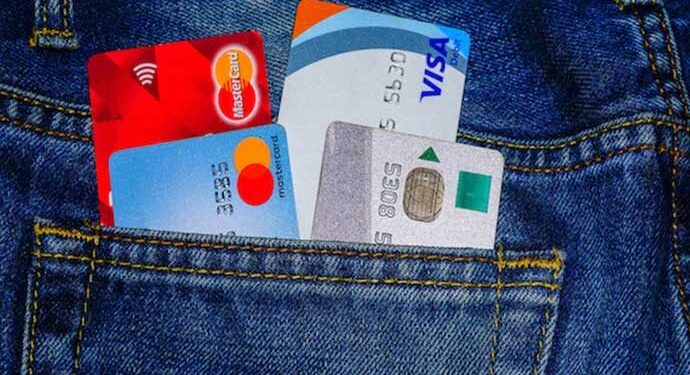 Kredi Kartı Fotoğrafları WhatsApp Gruplarında Dolaşıyor, Finansal Bilgiler Tehlikede