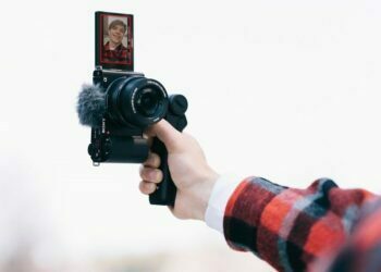 Sony, Değiştirilebilir Lensli Vlog Kamerası ZV-E10’u Tanıtıyor
