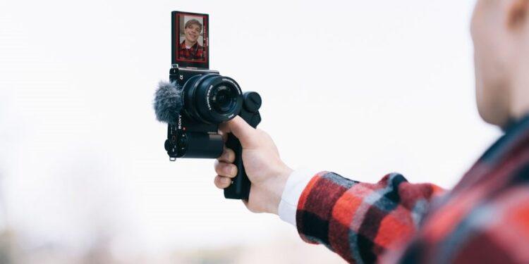 Sony, Değiştirilebilir Lensli Vlog Kamerası ZV-E10’u Tanıtıyor