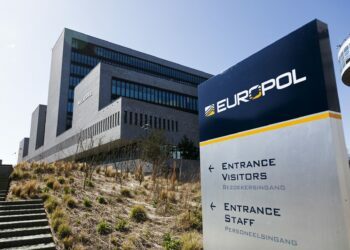 Europol Bir Çeteye Dahil 100’den Fazla Dolandırıcıyı Tutukladı