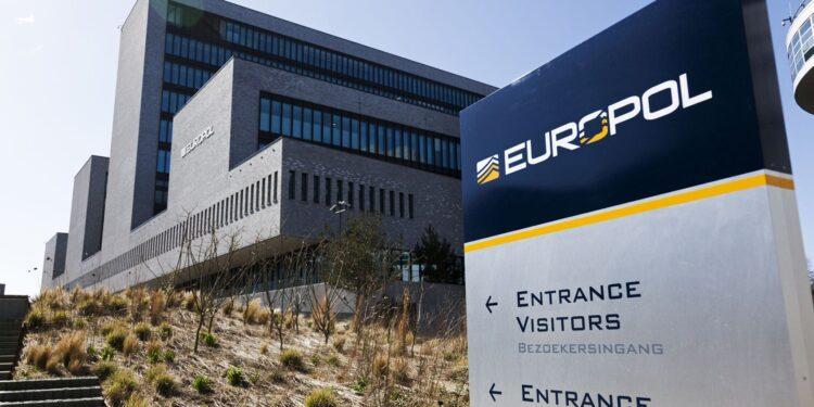 Europol Bir Çeteye Dahil 100’den Fazla Dolandırıcıyı Tutukladı