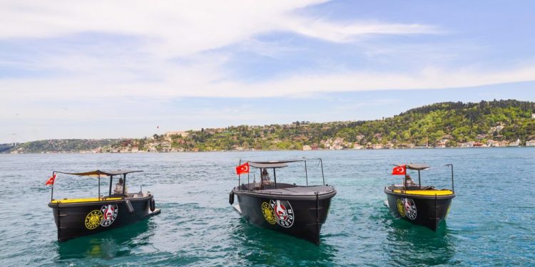 Bu Yaz Denizin Üzerinde 5 Ton Dondurma, 5.5 Bin Litre Kahve Tüketildi