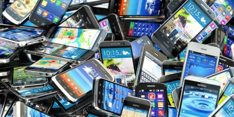 Yerli Cep Telefonu Palavrası, Ülkeyi Pahalı Satılan Düşük Model Çöplüğü Yapıyor