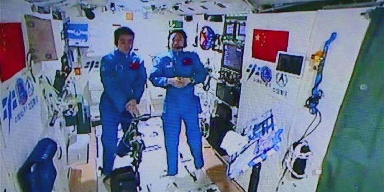 Çinli Astronotlar, Uzayda Akıllı Ev Konforu Yaşıyor