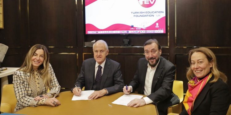 Türk Eğitim Vakfı (TEV)’nın Bursdesteği, İngiltere’ye Uzandı