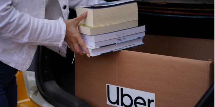 UBER Sarı Taksiler İle Toplanan 14.158 Kitap Köy Okullarına Ulaştırıldı