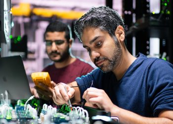 Devler Arasında Mühendis Çalma Savaşı; Apple İlave 200 Bin $’lık Bonus Veriyor