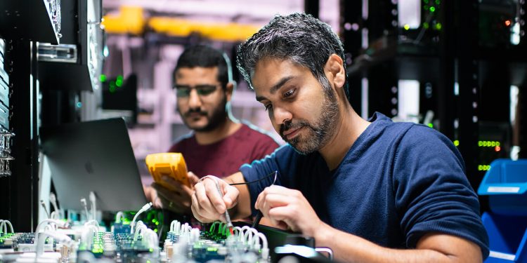Devler Arasında Mühendis Çalma Savaşı; Apple İlave 200 Bin $’lık Bonus Veriyor