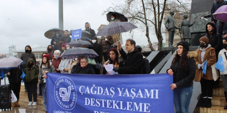 Çağdaş Gençlik: “8 Mart, Özgürlük ve Eşitlik Meşalesini Hayatları İle Yakan Kadınların Geleceğe Tuttuğu Meşaledir!”