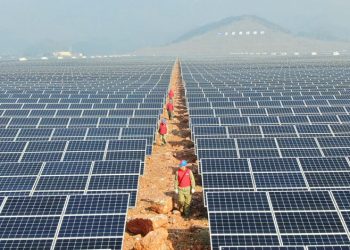 Çin, 1.3 Milyar Euroluk Dev bir Güneş Enerji Tesisi Kuruyor