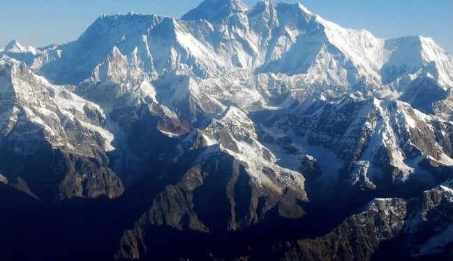 Çin, Everest’in Altında Büyük bir Lityum Yatağı Buldu