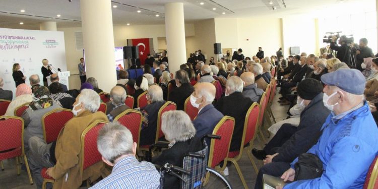 İBB’den Yaş Almışlara Teknoloji Hediyesi