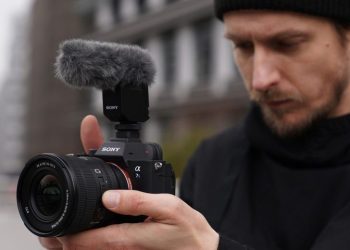 Sony, Kompakt Sabit F4 Geniş Açılı Motorlu Zum G Lens™’ini Piyasaya Sunuyor