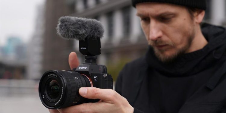 Sony, Kompakt Sabit F4 Geniş Açılı Motorlu Zum G Lens™’ini Piyasaya Sunuyor