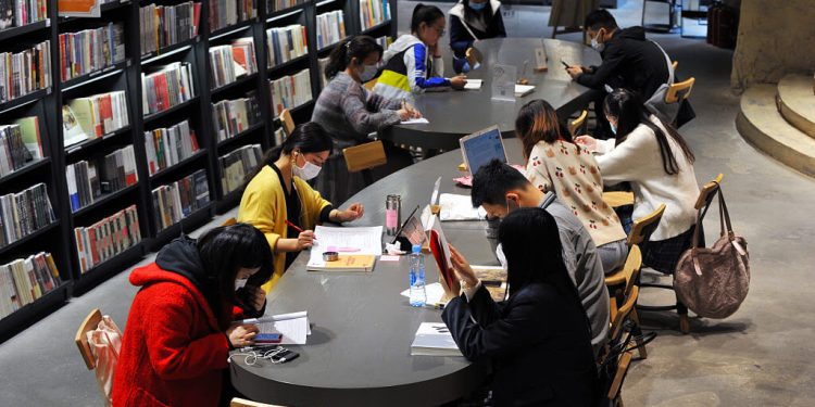 Çinlilerin % 80’i Cep Telefonlarından Kitap Okuyor