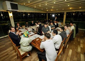 İmamoğlu Farklı Toplum Kesimlerinden 28 Gençle Çay Sohbeti Yaptı