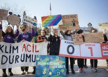 Genç İklim Aktivistleri Dünya Günü’nde Karar Vericilere Sesleniyor: İklim Acil Durumu İlan Edilsin