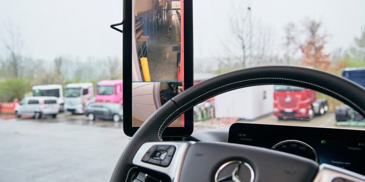 MirrorCam Geliştirilen Özellikleriyle Mercedes-Benz Kamyonlarında Sunulmaya Başlandı