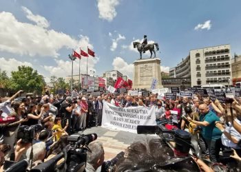 Gazeteciler Dezenformasyon Yasa Tasarısını Protesto Etti