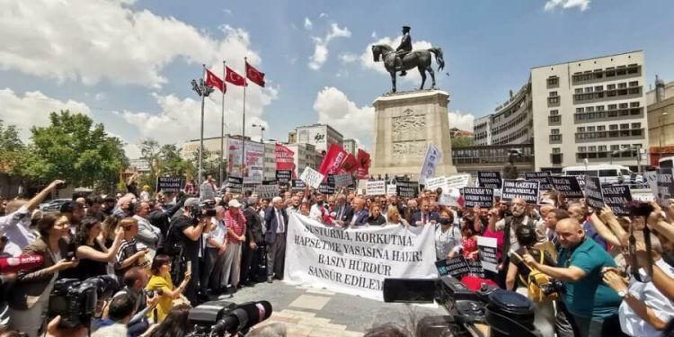 Gazeteciler Dezenformasyon Yasa Tasarısını Protesto Etti