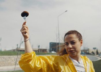 Çataldaki Köfte, Tepedeki Horoz… Aslı İnandık Soruyor: “Heykel Mi?”