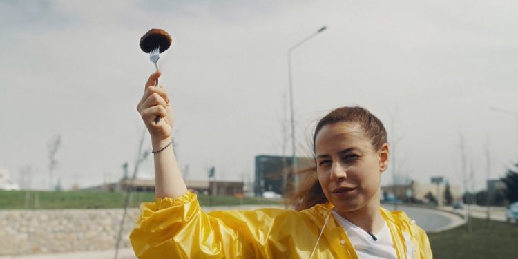 Çataldaki Köfte, Tepedeki Horoz… Aslı İnandık Soruyor: “Heykel Mi?”