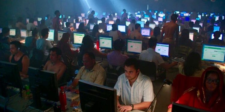 Google, Arama Sonuçlarını İyileştirmek için Tıklama-Çiftliklerini Geriye İtecek
