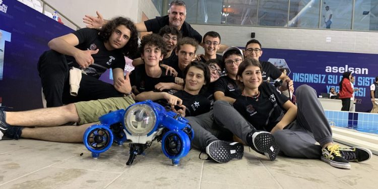 Cağaloğlu Anadolu Lisesi CALROV Ekibi Singapur Yolunda