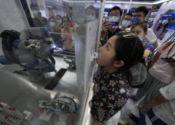 Çin’de KOVİD-19 Testi Yapan Robot Geliştirildi
