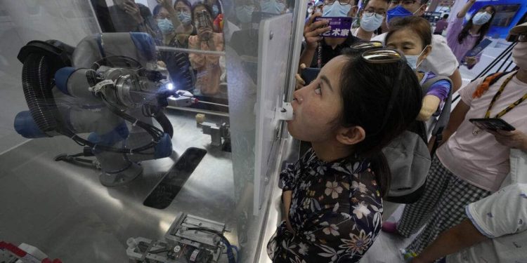 Çin’de KOVİD-19 Testi Yapan Robot Geliştirildi