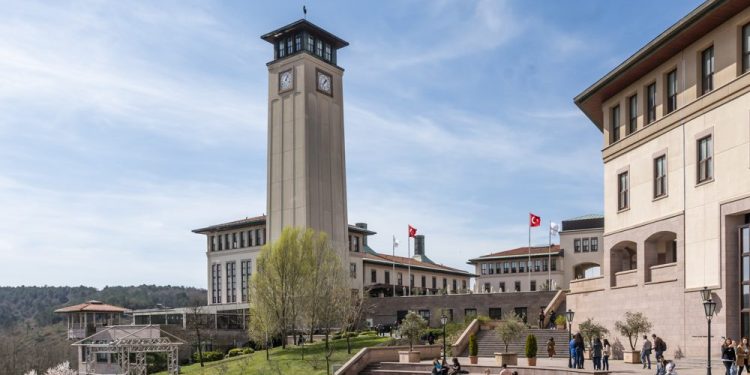 Koç Üniversitesi Türkiye’nin Equis Akreditasyonlu Tek Üniversitesi Olmayı Sürdürüyor