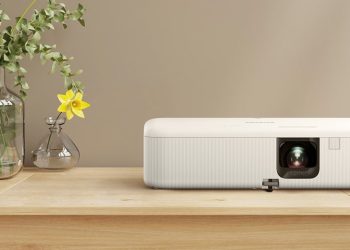 2,3 cm Mesafeden Evi Sinemaya Çeviren Projektör: EH-LS800 ve EH-TW6150