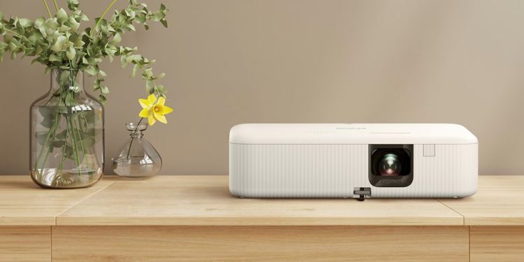 2,3 cm Mesafeden Evi Sinemaya Çeviren Projektör: EH-LS800 ve EH-TW6150